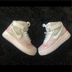 Nike Women’s Air Force 1 Upstep Hi LX
